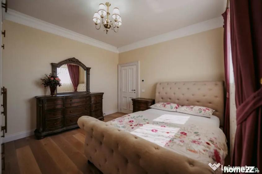 Casă cu 8 camere cu Teren 11880 Mp în Horodnic