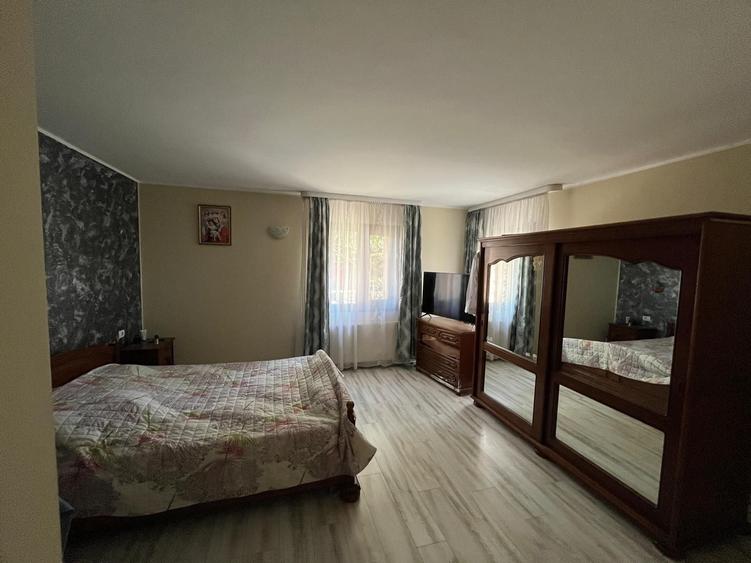 Casă cu 4 camere în Cotu Vameș