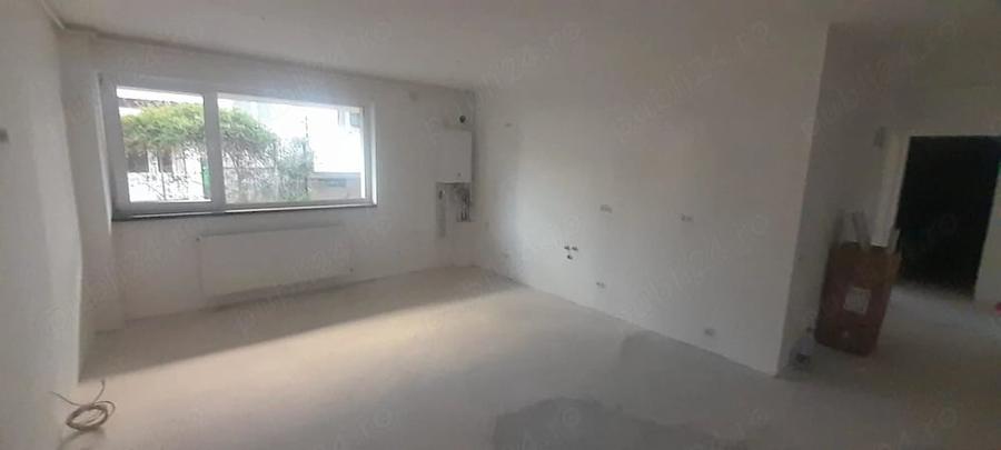 Apartament cu 3 camere semidecomandat în Florești