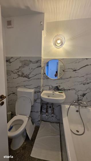 Apartament cu 3 camere semidecomandat în Tei