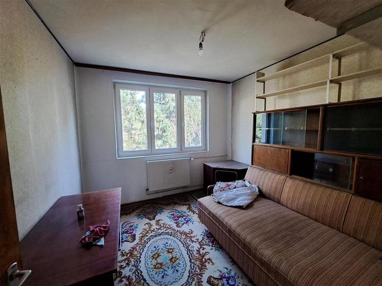 Apartament cu 3 camere semidecomandat în Berceni