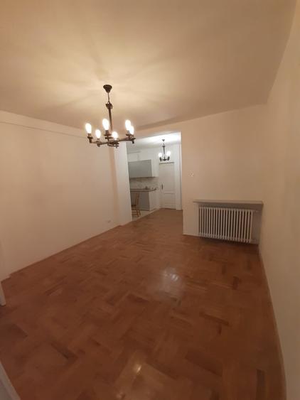 Apartament cu 4 camere decomandat în Tei
