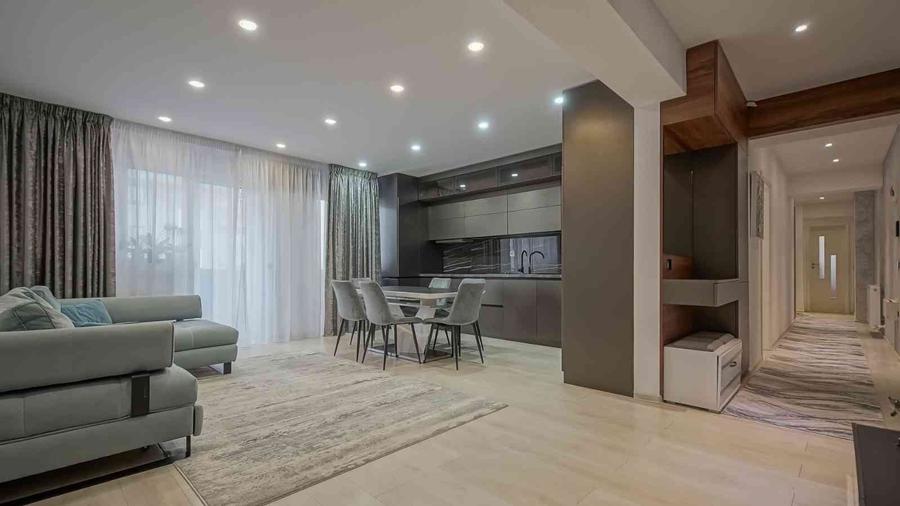 Apartament cu 4 camere decomandat, mobilat în Tractorul