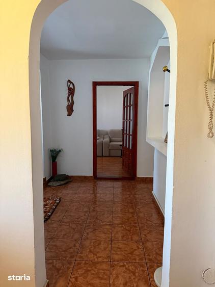 Apartament cu 4 camere decomandat în Calea București