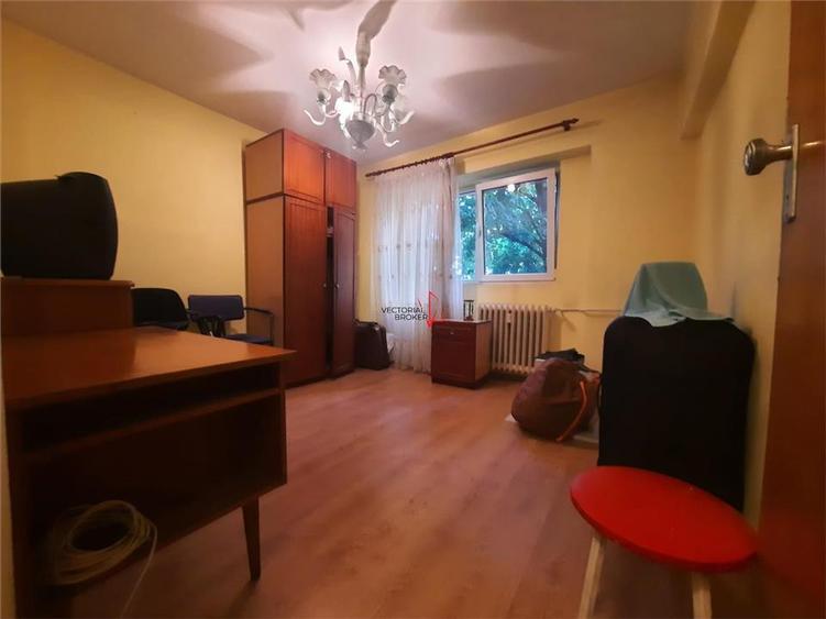 Apartament cu 4 camere semidecomandat în Iancului