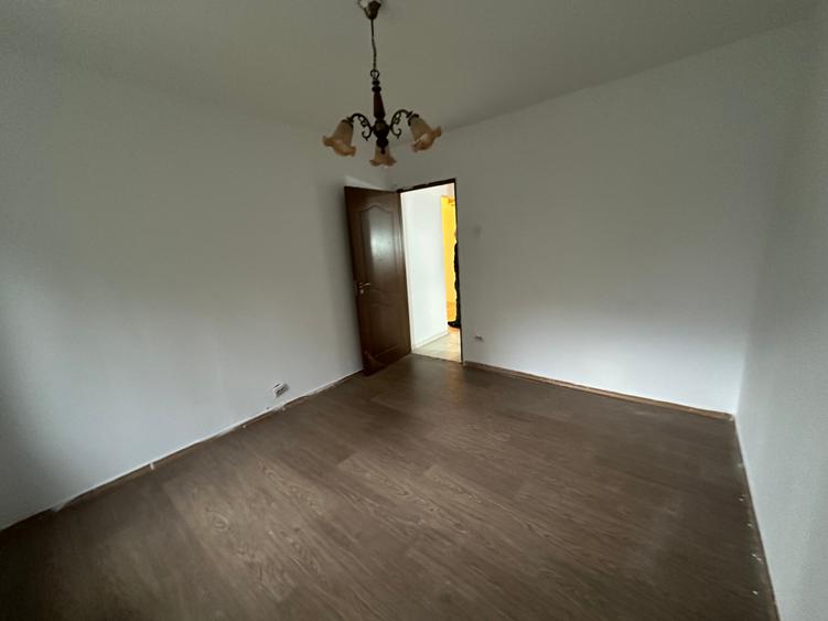 Apartament cu 3 camere semidecomandat în Titan