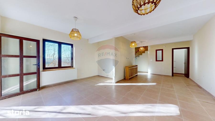 Casă cu 7 camere cu Teren 1672 Mp în Bran