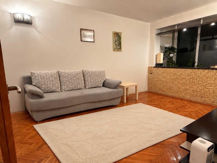 Apartament cu 3 camere semidecomandat în Exterior Vest