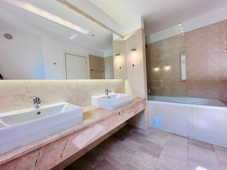 Duplex cu 9 camere cu Garaj în Central