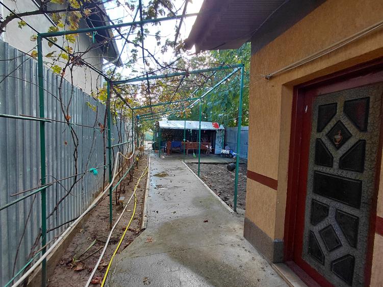 Casă individuală cu 6 camere cu Canalizare în Central