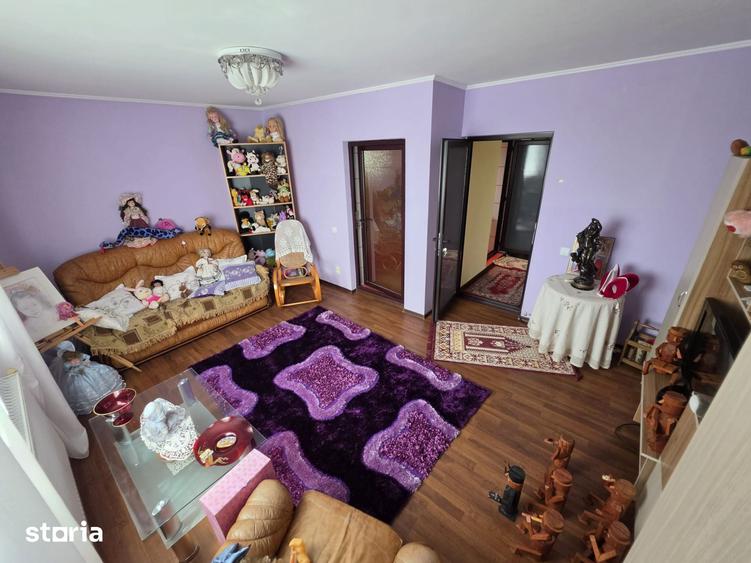 Casă cu 10 camere cu Teren 356 Mp în Bradu