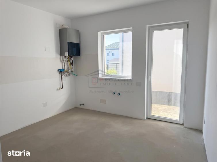 Casă cu 4 camere decomandat cu Teren 250 Mp în Ipotești