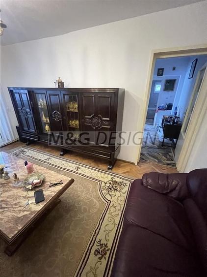 Apartament cu 4 camere semidecomandat în Central