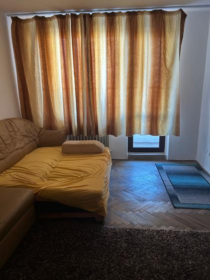Apartament cu 3 camere semidecomandat în Craiovei