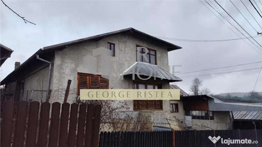 Casă cu 4 camere cu Teren 1294 Mp în Central