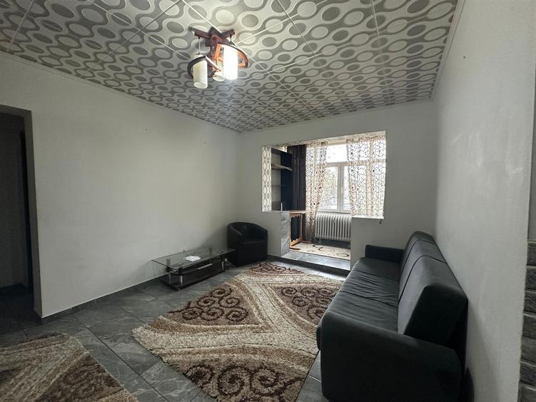 Apartament cu 3 camere decomandat, mobilat în Podu Roș