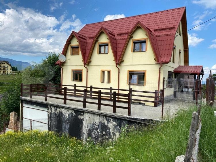 Casă individuală cu 9 camere cu Teren 500 Mp în Exterior Sud