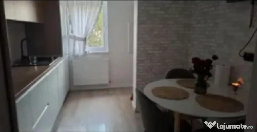 Apartament cu 3 camere decomandat în Calea București