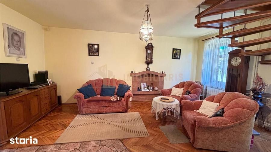 Casă cu 7 camere cu Teren 1800 Mp în Central