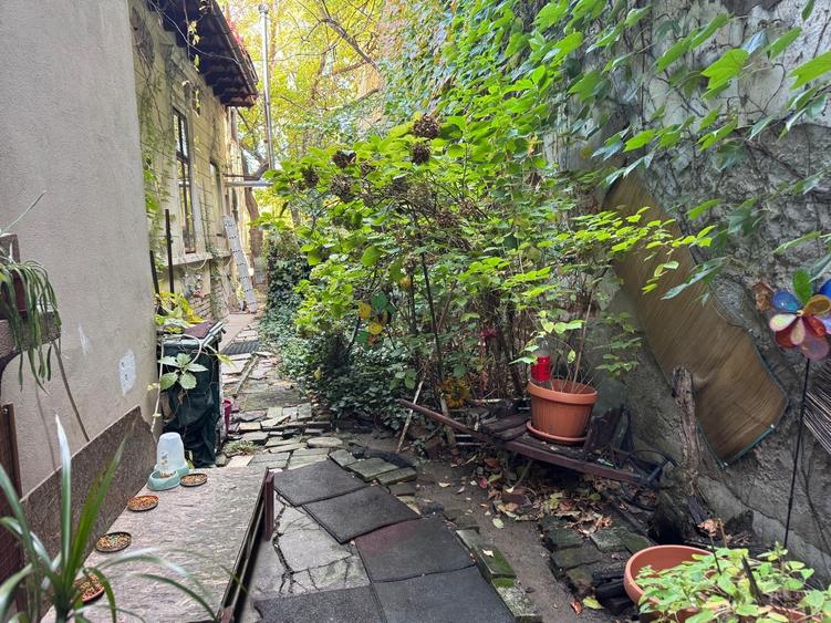 Casă individuală cu 6 camere cu Canalizare în Cotroceni