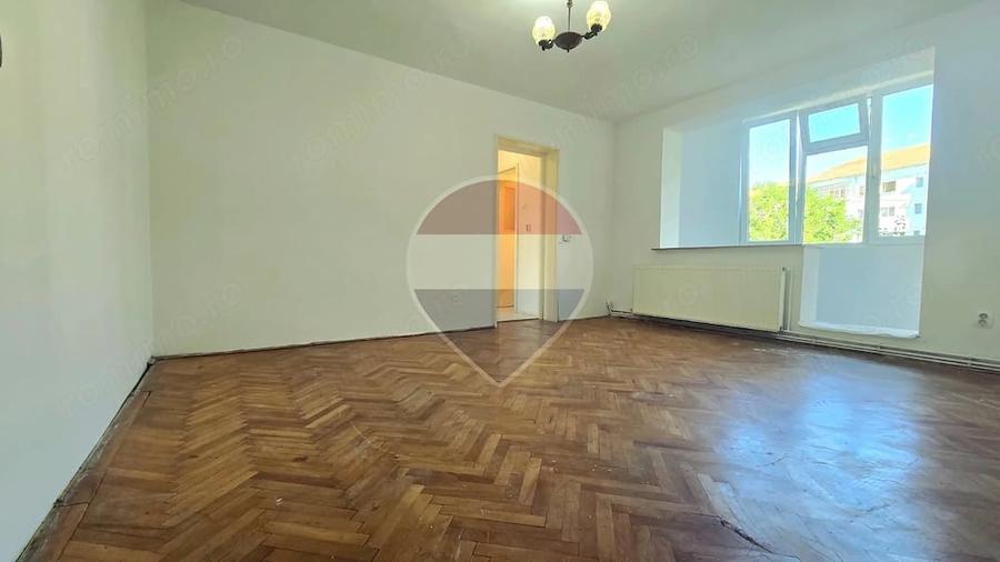Apartament cu 3 camere semidecomandat în Nord