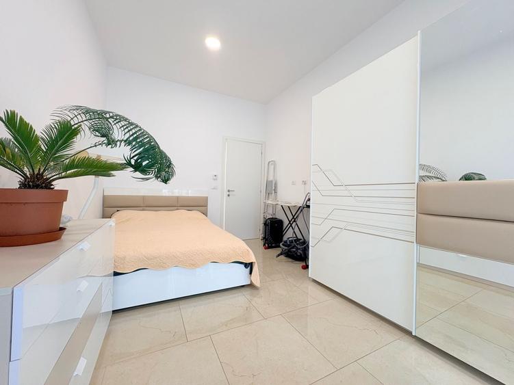 Penthouse cu 4 camere decomandat, mobilat în Torontalului