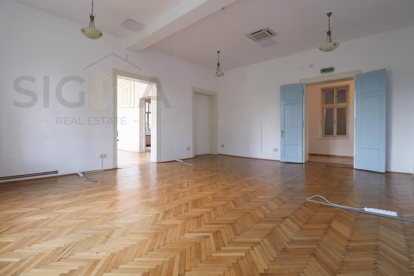 Casă individuală cu 11 camere cu Canalizare în Semicentral