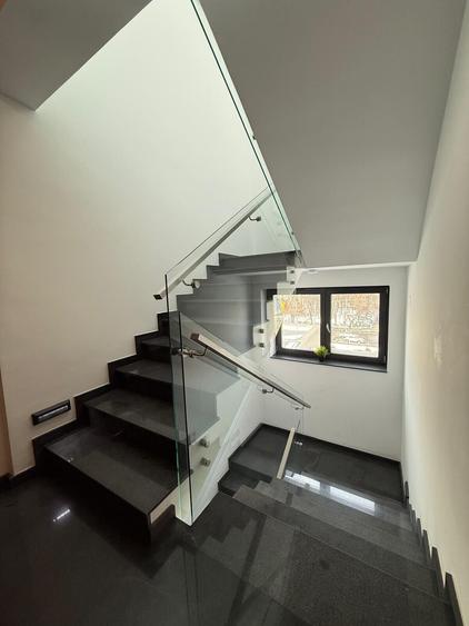 Apartament cu 3 camere semidecomandat, mobilat în Apărătorii Patriei