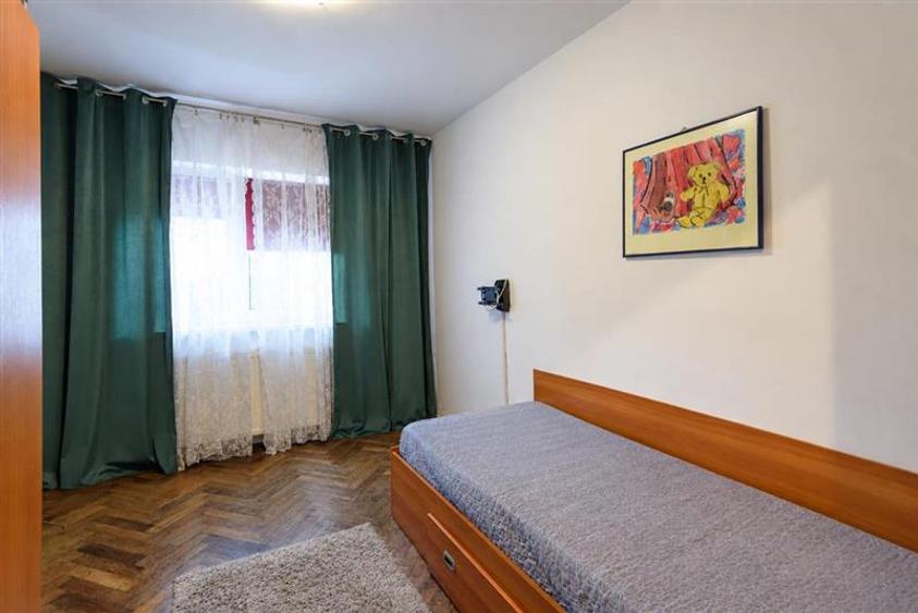 Apartament cu 4 camere semidecomandat, mobilat în Tractorul