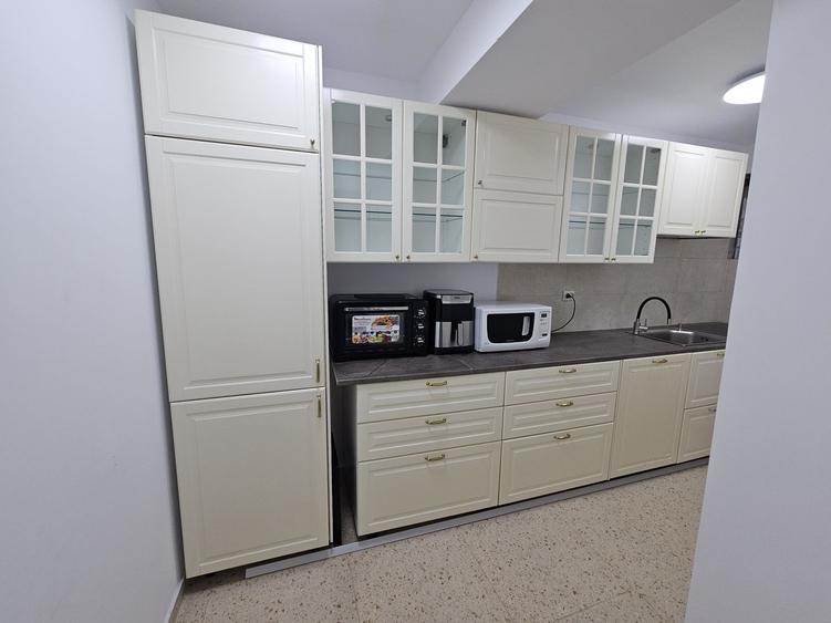 Apartament cu 3 camere semidecomandat în Bucureștii Noi