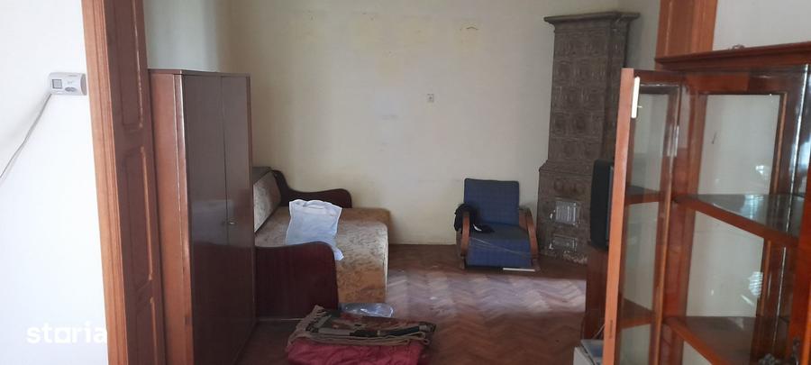 Casă cu 6 camere cu Teren 394 Mp în Central