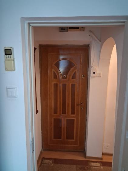 Apartament cu 3 camere semidecomandat în Alexandru cel Bun
