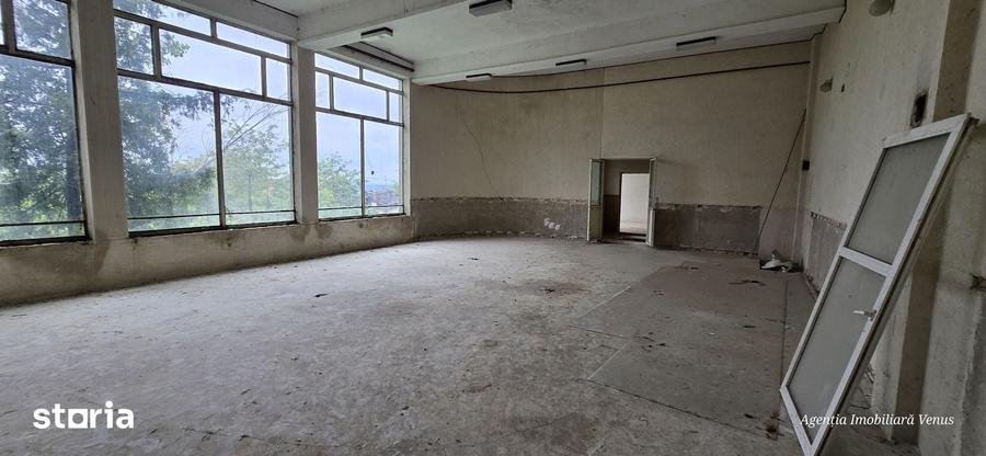 Casă cu 10 camere cu Teren 10000 Mp în Mihai Eminescu