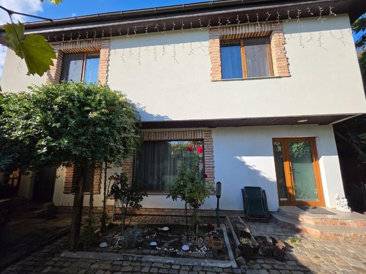 Casă individuală cu 3 camere cu Canalizare în Central