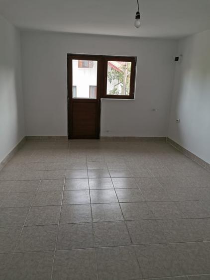 Casă individuală cu 4 camere cu Canalizare în Vest