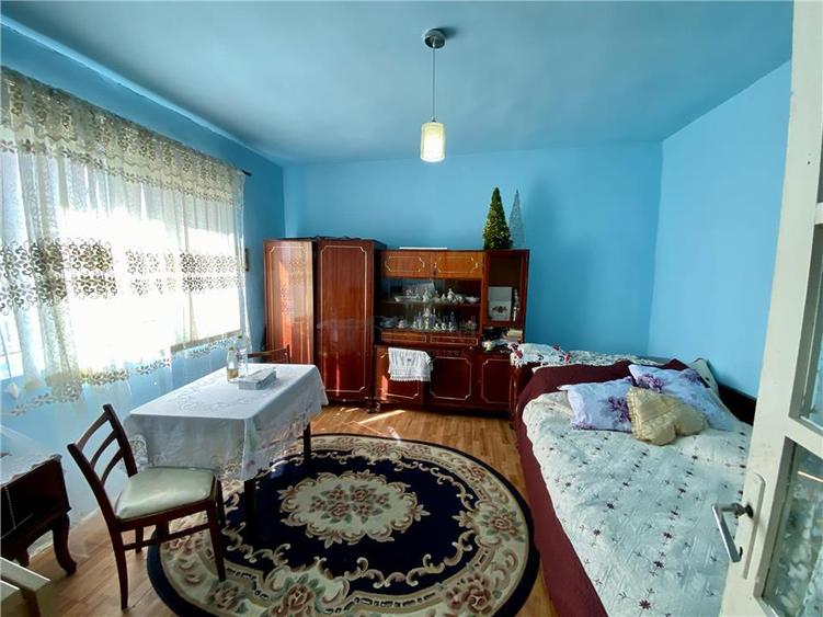 Casă individuală cu 5 camere cu Canalizare în Lipovei