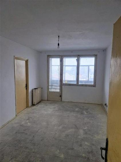 Apartament cu 3 camere semidecomandat în Giurgiului