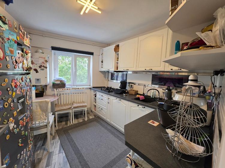 Apartament cu 3 camere semidecomandat în Dristor