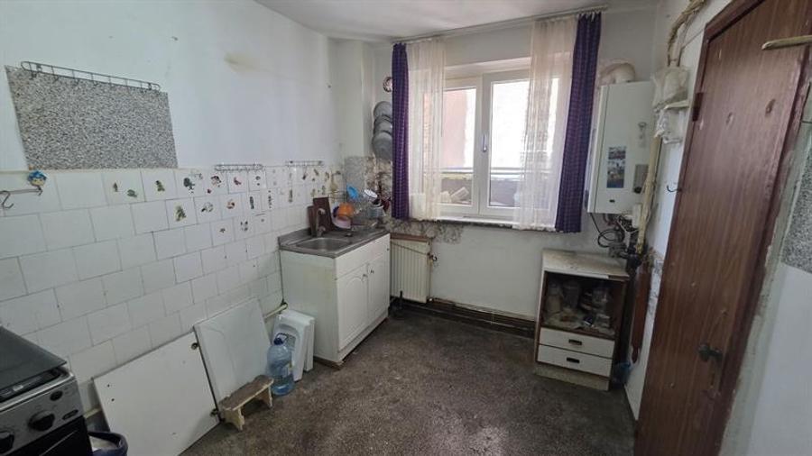 Apartament cu 3 camere decomandat în Craiovița Nouă