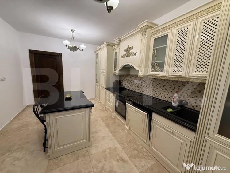 Casă cu 7 camere cu Teren 3173 Mp în Central