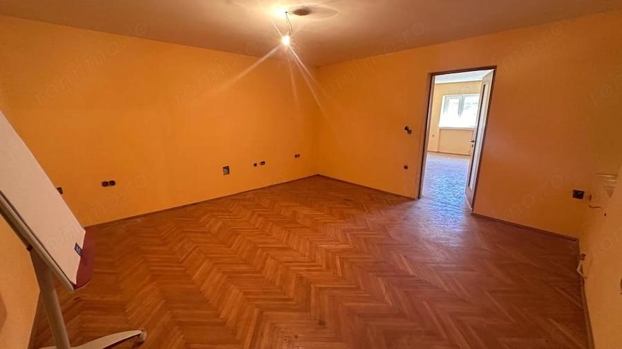Apartament cu 3 camere decomandat în Orașul de Jos