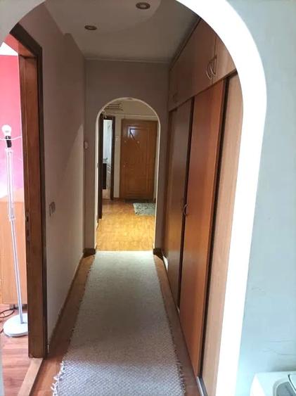 Apartament cu 3 camere decomandat, mobilat în Nicolina