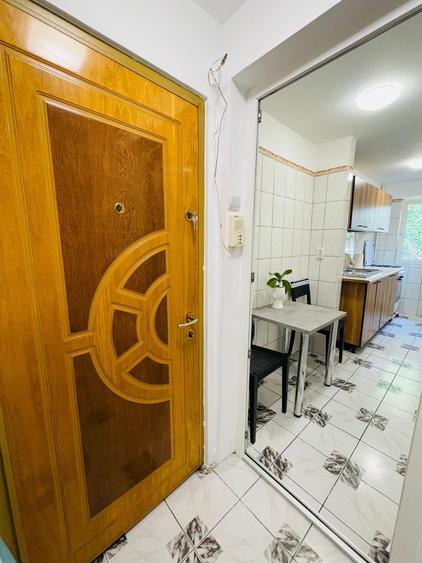 Apartament cu 3 camere semidecomandat, mobilat în Tei