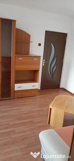 Apartament cu 3 camere semidecomandat în Malu Roșu