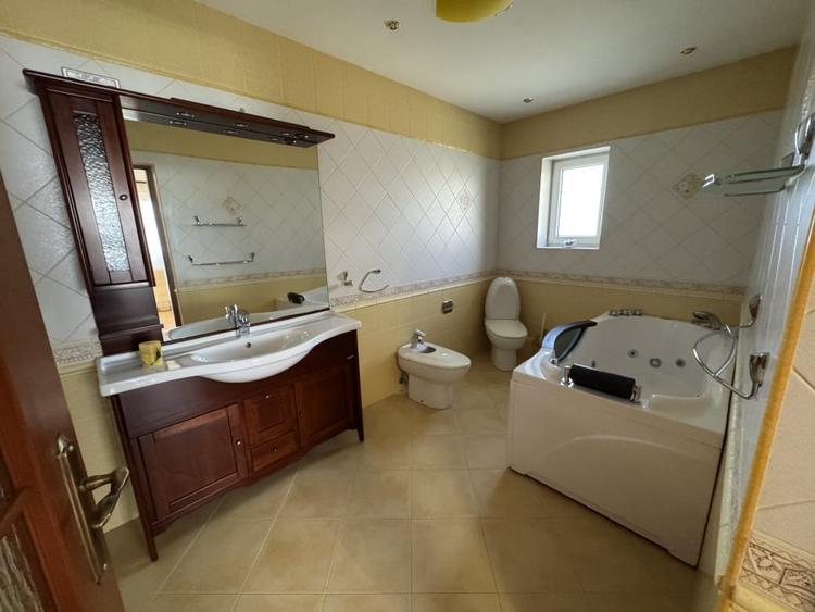 Casă individuală cu 5 camere cu Canalizare în Calea Moldovei