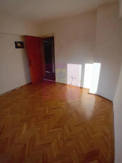 Apartament cu 4 camere decomandat în Libertății