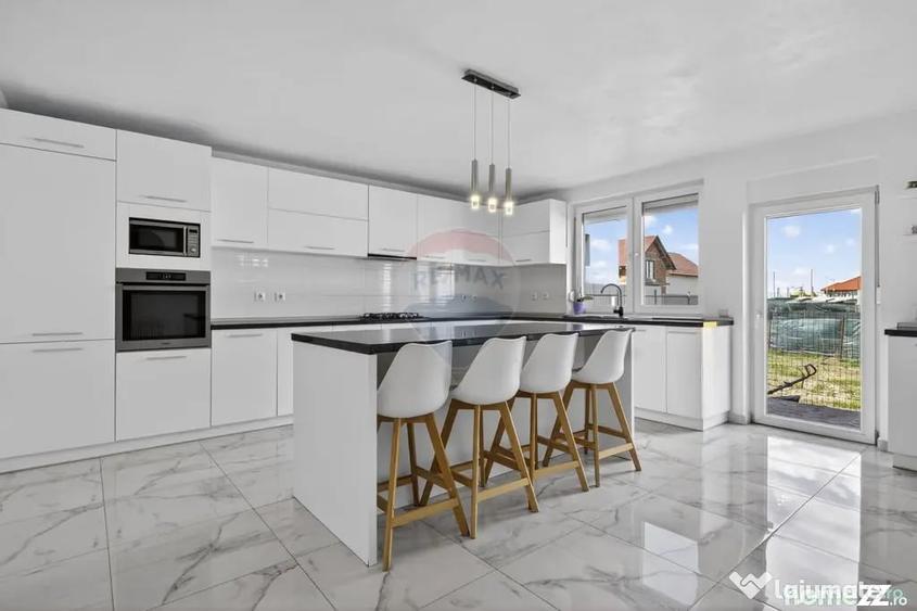 Casă cu 9 camere cu Teren 600 Mp în Fântânele