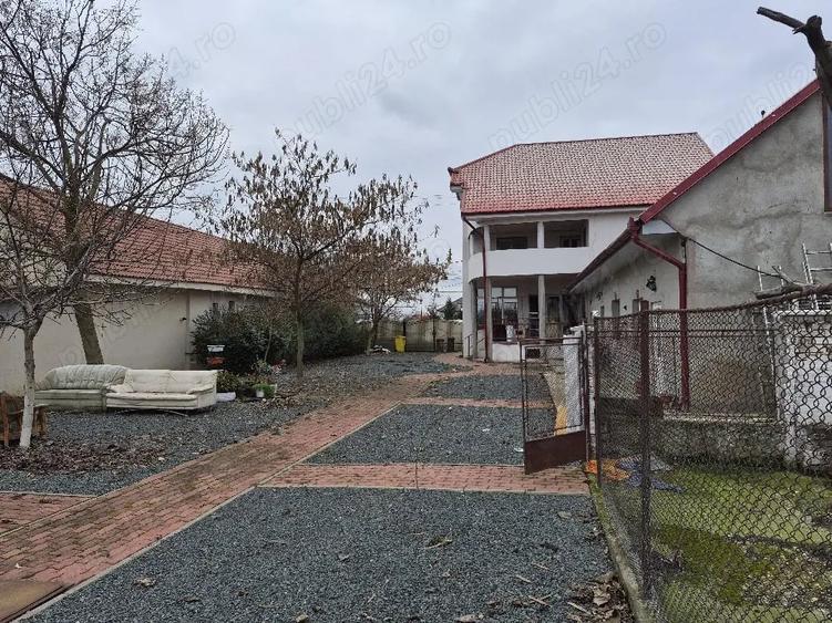 Casă cu 5 camere cu Teren 2850 Mp în Aradul Nou