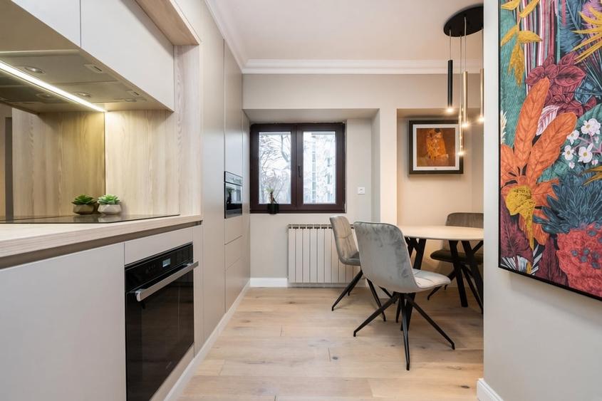Apartament cu 4 camere decomandat, mobilat în Victoriei