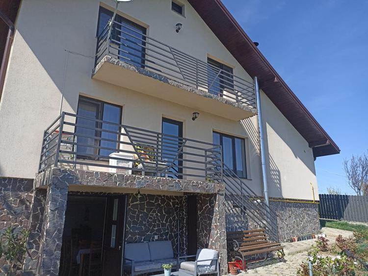 Casă individuală cu 4 camere cu Teren 1500 Mp în Curtești